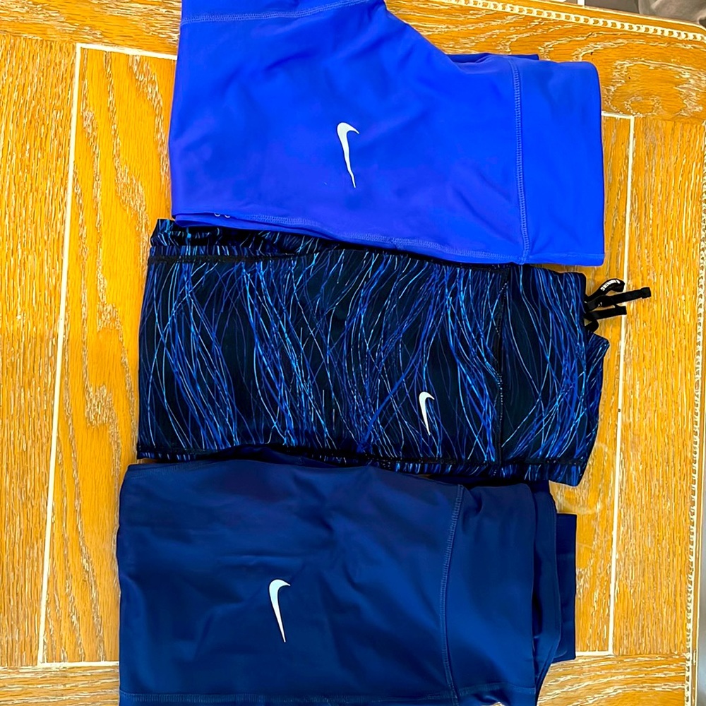 Nike, three pairs of cropped leggings, size M, good condition.